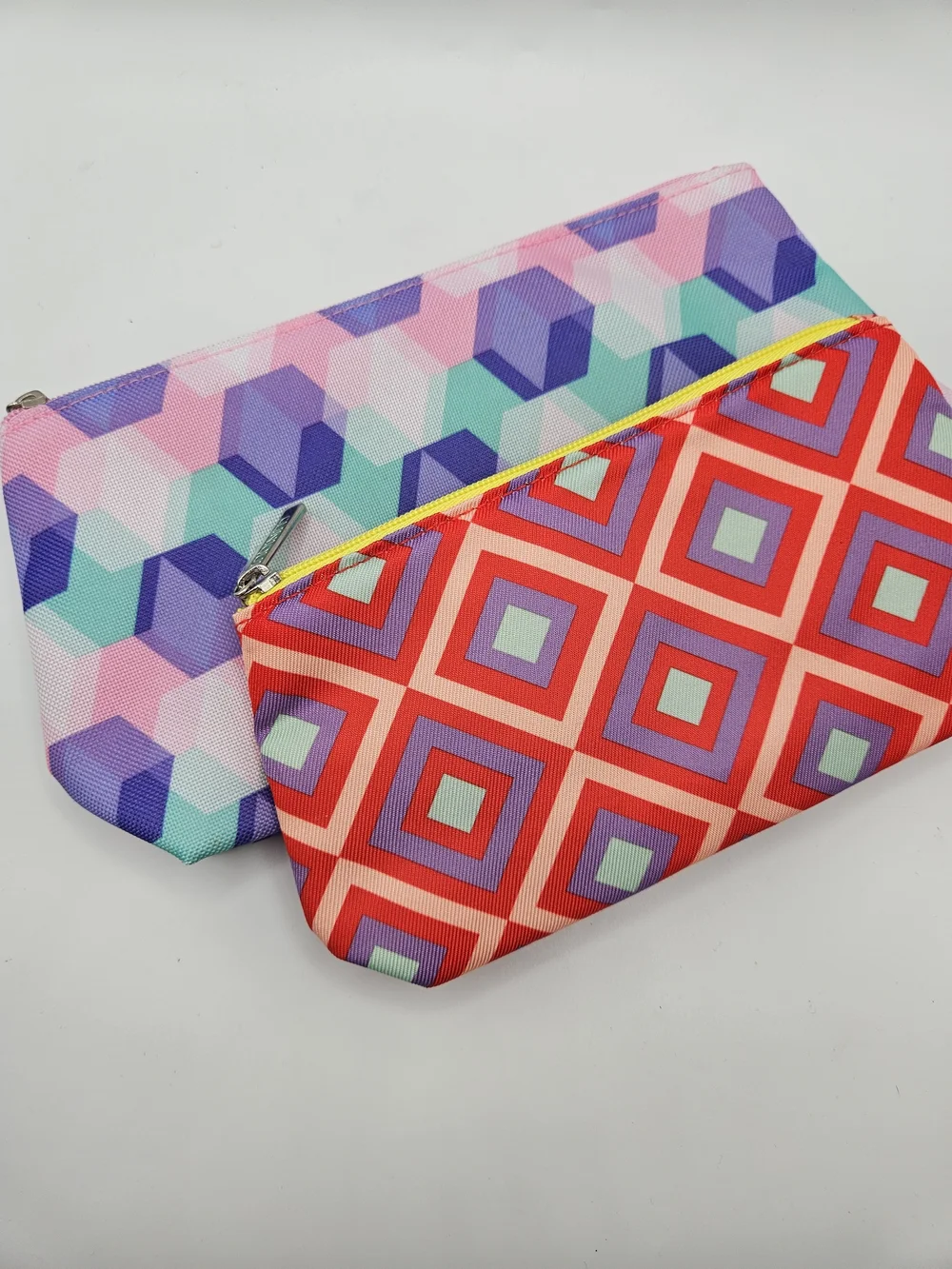 NEW Clinique Colorful Geometric Print Cosmetic Bag Pouch Travel Set